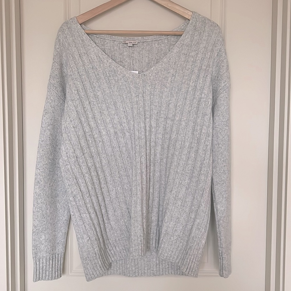 Gap Heather Grey V Nexk Sweater